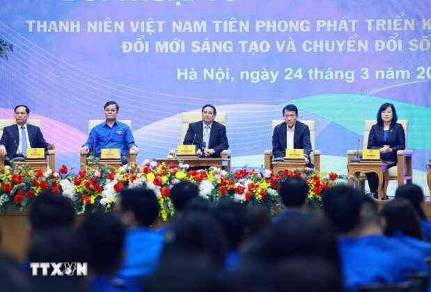 Thủ tướng Phạm Minh Ch&iacute;nh v&agrave; đại diện c&aacute;c bộ, ng&agrave;nh tham dự đối thoại với thanh ni&ecirc;n Việt Nam năm 2025.
