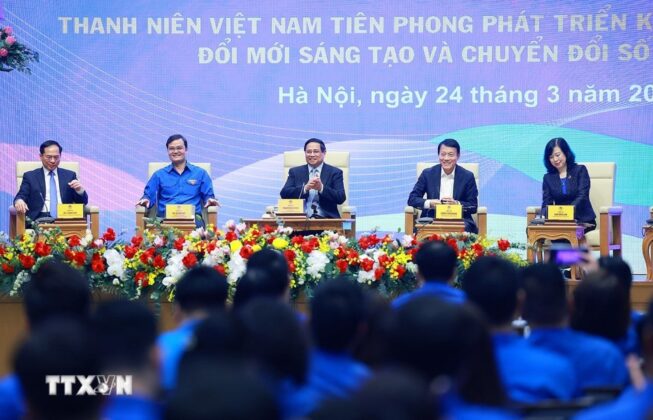 Thủ tướng Phạm Minh Ch&iacute;nh v&agrave; đại diện c&aacute;c bộ, ng&agrave;nh tham dự đối thoại với thanh ni&ecirc;n Việt Nam năm 2025.