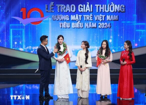 C&aacute;c Gương mặt trẻ Việt Nam ti&ecirc;u biểu v&agrave; triển vọng năm 2024 giao lưu với chương tr&igrave;nh. (Ảnh: Dương Giang/TTXVN)