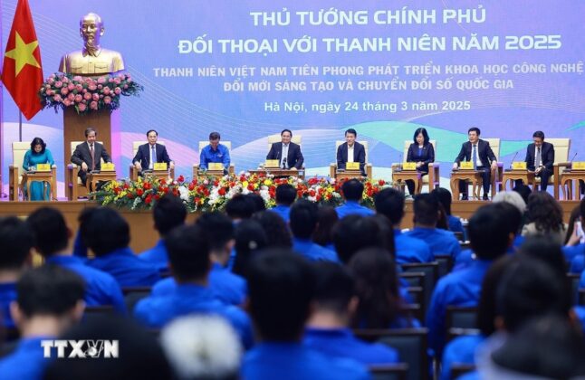 Thủ tướng Phạm Minh Ch&iacute;nh v&agrave; đại diện c&aacute;c bộ, ng&agrave;nh tham dự đối thoại với thanh ni&ecirc;n Việt Nam năm 2025.