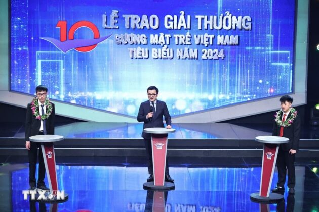 Giao lưu với Gi&aacute;o sư Trần Xu&acirc;n B&aacute;ch - Gương mặt trẻ Việt Nam ti&ecirc;u biểu năm 2016 v&agrave; 2 Gương mặt trẻ Việt Nam ti&ecirc;u biểu năm 2024 l&agrave; Th&acirc;n Thế C&ocirc;ng - huy chương V&agrave;ng Olympic Vật l&yacute; quốc tế, v&agrave; Nguyễn Hữu Tiến Hưng - huy chương V&agrave;ng Olympic H&oacute;a học quốc tế. (Ảnh: Minh Đức/TTXVN)
