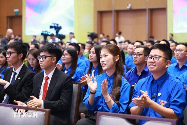 C&aacute;c đại biểu thanh ni&ecirc;n tham dự đối thoại.
