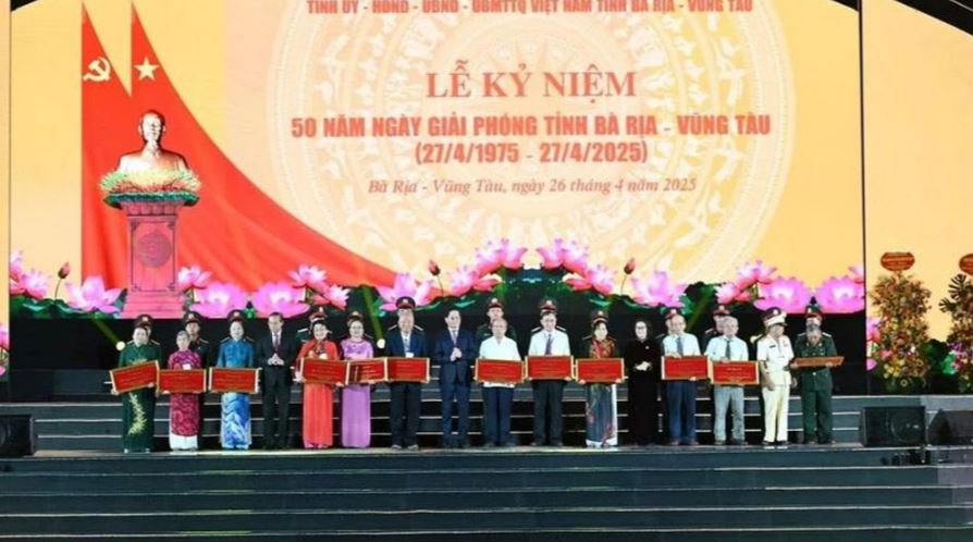 Tri ân các đại biểu lão thành cách mạng, cán bộ tiền khởi nghĩa, Mẹ Việt Nam Anh hùng, Anh hùng lực lượng Vũ trang Nhân dân. 