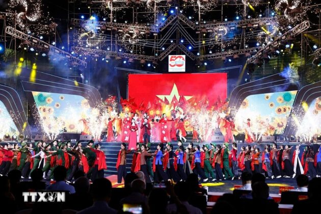 Chương tr&igrave;nh văn nghệ ch&agrave;o mừng tại Lễ kỷ niệm.