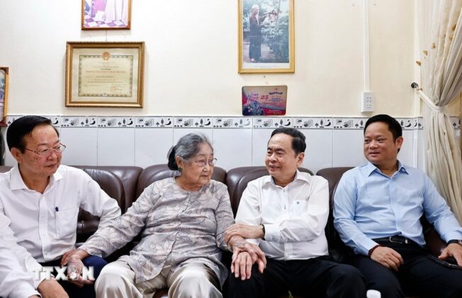 Chủ tịch Quốc hội Trần Thanh Mẫn thăm, tặng qu&agrave; b&agrave; Ung Thị B&eacute;, nguy&ecirc;n Ph&oacute; tham mưu trưởng Qu&acirc;n khu 9, cựu chiến sỹ biệt động th&agrave;nh phố Cần Thơ ở phường T&acirc;n An, quận Ninh Kiều.