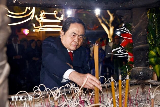 Chủ tịch Quốc hội Trần Thanh Mẫn d&acirc;ng hương tưởng niệm c&aacute;c vị vua Nh&agrave; L&yacute; tại Khu di t&iacute;ch Quốc gia đặc biệt Đền Đ&ocirc;.