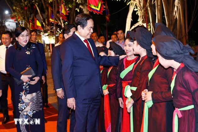 Chủ tịch Quốc hội Trần Thanh Mẫn với c&aacute;c ch&aacute;u thiếu nhi tại Khu di t&iacute;ch Quốc gia đặc biệt Đền Đ&ocirc;.