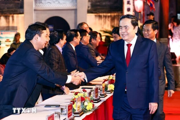 Chủ tịch Quốc hội Trần Thanh Mẫn với đại biểu dự Lễ kỷ niệm.