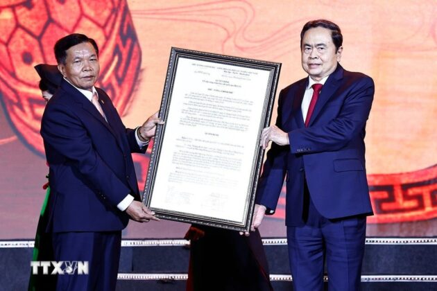 Chủ tịch Quốc hội Trần Thanh Mẫn trao Quyết định về việc c&ocirc;ng nhận Bảo vật Quốc gia ấn v&agrave;ng &ldquo;Ho&agrave;ng Đế Chi Bảo&rdquo;.