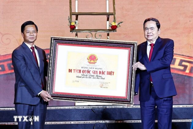 Chủ tịch Quốc hội Trần Thanh Mẫn trao Bằng xếp hạng di t&iacute;ch Quốc gia đặc biệt đ&igrave;nh Đ&igrave;nh Bảng.