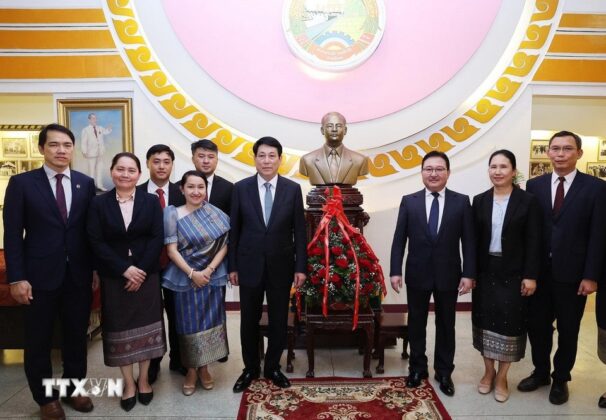 Chủ tịch nước Lương Cường tại Nh&agrave; lưu niệm Chủ tịch Souphanouvong.