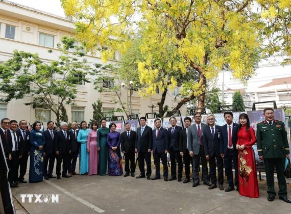 Chủ tịch nước Lương Cường với c&aacute;n bộ, nh&acirc;n vi&ecirc;n Đại sứ qu&aacute;n Việt Nam tại L&agrave;o.