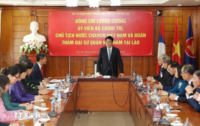 Chủ tịch nước Lương Cường l&agrave;m việc với Đại sứ qu&aacute;n Việt Nam tại L&agrave;o.