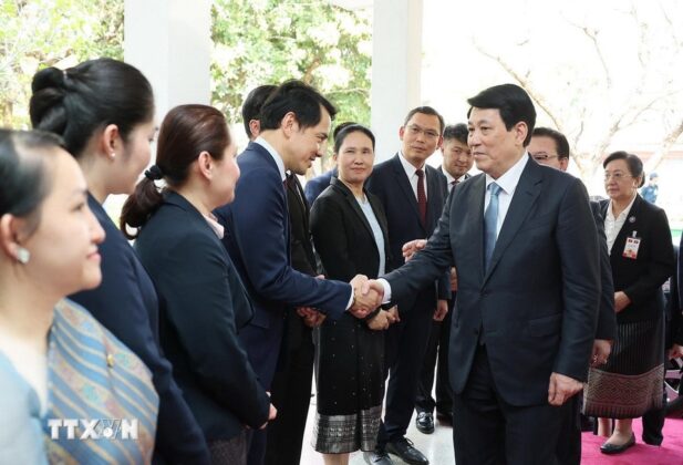 Chủ tịch nước Lương Cường đến thăm Nh&agrave; lưu niệm Chủ tịch Souphanouvong tại Thủ đ&ocirc; Vientiane.