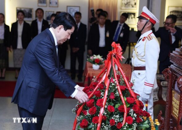 Chủ tịch nước Lương Cường đặt hoa tại Nh&agrave; lưu niệm Chủ tịch Souphanouvong tại Thủ đ&ocirc; Vientiane.