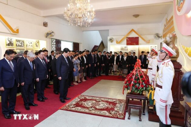 Chủ tịch nước Lương Cường đặt hoa tại Nh&agrave; lưu niệm Chủ tịch Souphanouvong tại Thủ đ&ocirc; Vientiane.