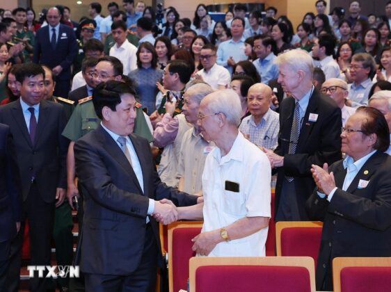 Chủ tịch nước Lương Cường với đại biểu dự Hội thảo khoa học quốc tế &ldquo;50 năm thống nhất đất nước: Vai tr&ograve; kiến tạo h&ograve;a b&igrave;nh của ngoại giao trong lịch sử v&agrave; hiện tại&rdquo;.