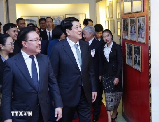 Chủ tịch nước Lương Cường tham quan Nh&agrave; lưu niệm Chủ tịch Souphanouvong.