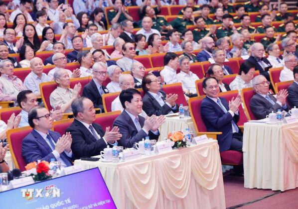 Chủ tịch nước Lương Cường v&agrave; c&aacute;c đại biểu dự Hội thảo khoa học quốc tế &ldquo;50 năm thống nhất đất nước: Vai tr&ograve; kiến tạo h&ograve;a b&igrave;nh của ngoại giao trong lịch sử v&agrave; hiện tại&rdquo;.