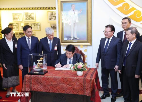 Chủ tịch nước Lương Cường lưu b&uacute;t tại Nh&agrave; lưu niệm Chủ tịch Souphanouvong.