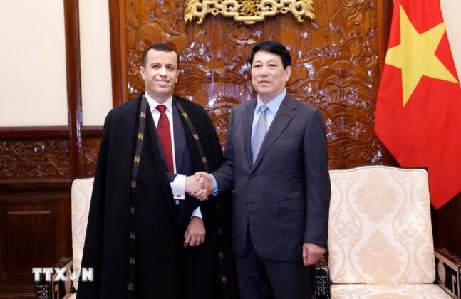 Chủ tịch nước Lương Cường tiếp Đại sứ Cộng h&ograve;a D&acirc;n chủ Nh&acirc;n d&acirc;n Algeria tại Việt Nam Azeddine Bechka.