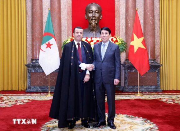 Chủ tịch nước Lương Cường tiếp Đại sứ Cộng h&ograve;a D&acirc;n chủ Nh&acirc;n d&acirc;n Algeria tại Việt Nam Azeddine Bechka.
