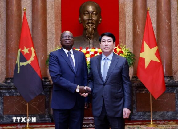 Chủ tịch nước Lương Cường tiếp Đại sứ Cộng h&ograve;a Angola tại Việt Nam Fernando Miguel.