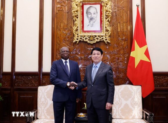 Chủ tịch nước Lương Cường tiếp Đại sứ Cộng h&ograve;a Angola tại Việt Nam Fernando Miguel.