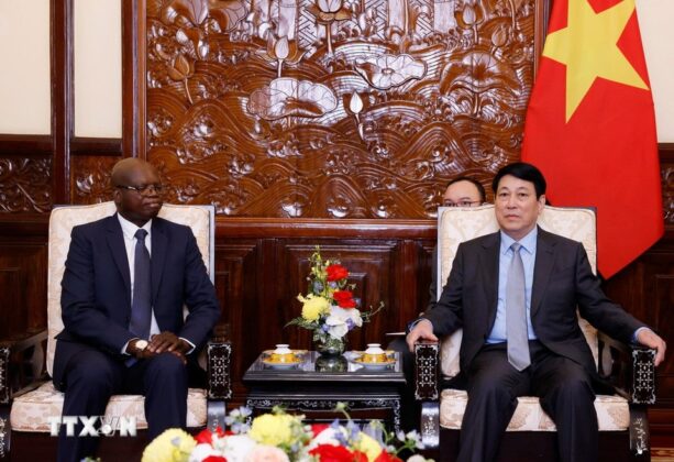 Chủ tịch nước Lương Cường tiếp Đại sứ Cộng h&ograve;a Angola tại Việt Nam Fernando Miguel.