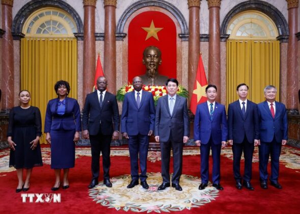 Chủ tịch nước Lương Cường với Đại sứ Cộng h&ograve;a Angola tại Việt Nam Fernando Miguel v&agrave; c&aacute;c đại biểu.