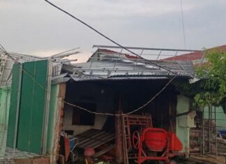 Dông lốc, mưa đá làm 95 nhà dân ở Quảng Ngãi tốc mái Dông lốc, mưa đá làm 95 nhà dân ở Quảng Ngãi tốc mái