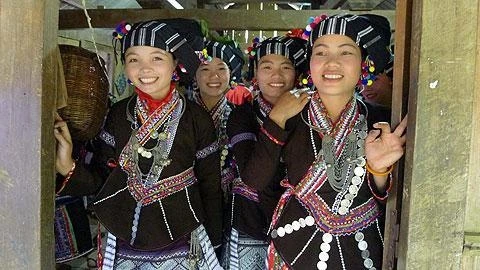 Yêu “Con gái bản Hon” của Dương Khâu Luông