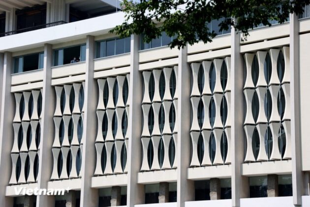 R&egrave;m hoa đ&aacute; mang h&igrave;nh d&aacute;ng những đốt tr&uacute;c thanh tao bao xung quanh tầng hai l&agrave; n&eacute;t kiến tr&uacute;c đặc trưng của di t&iacute;ch quốc gia đặc biệt Dinh Độc Lập. (Ảnh: Hồng Đạt/Vietnam+)