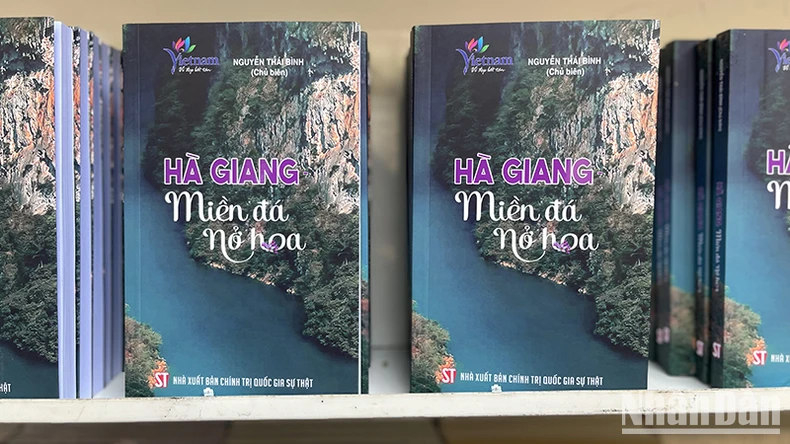 Ra mắt cuốn sách 'Hà Giang - miền đá nở hoa'