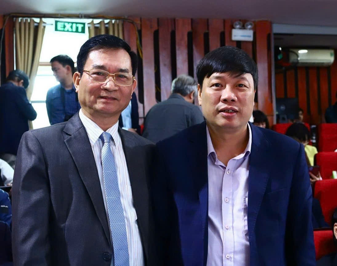 Nhà thơ Lê Cảnh Nhạc (bìa trái) và nhà văn Phùng Văn Khai