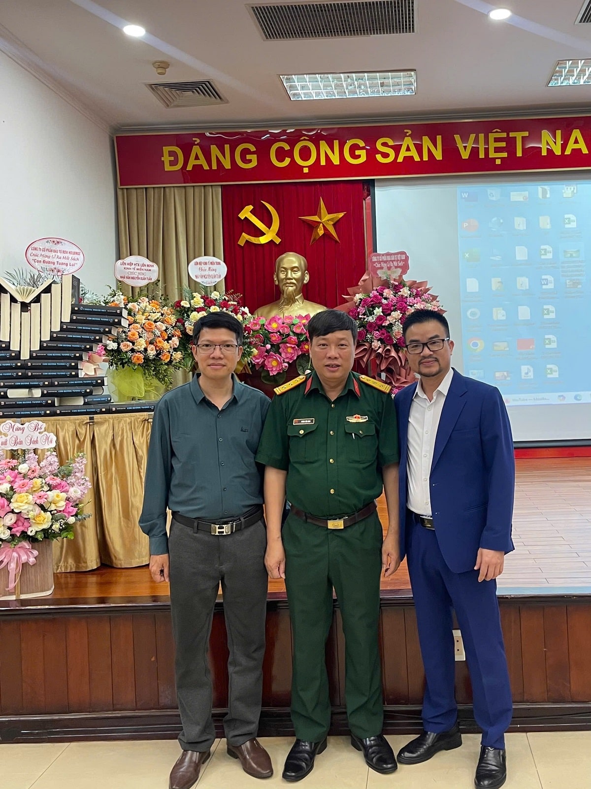 Nhà văn Phùng Văn Khai (giữa) tại buổi ra mắt sách.