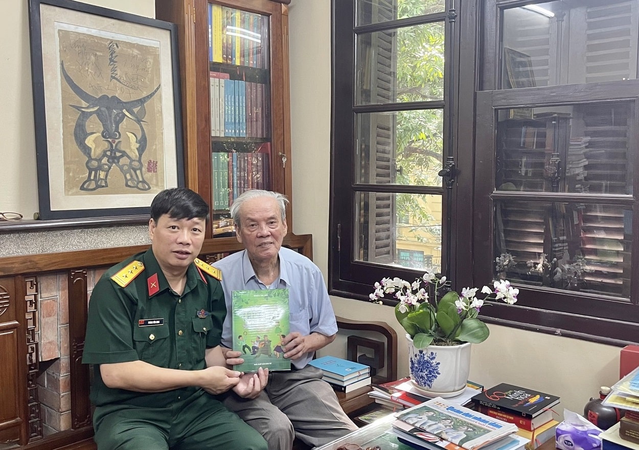 Nhạc sĩ Hoàng Giai và nhà văn phùng văn khai 2
