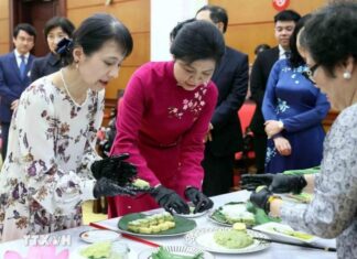Phu nhân Tổng Bí thư và Phu nhân Thủ tướng Nhật Bản trải nghiệm làm bánh cốm