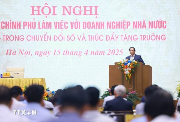 Thủ tướng Phạm Minh Ch&iacute;nh chủ tr&igrave; buổi l&agrave;m việc s&aacute;ng 15/4 tại H&agrave; Nội.