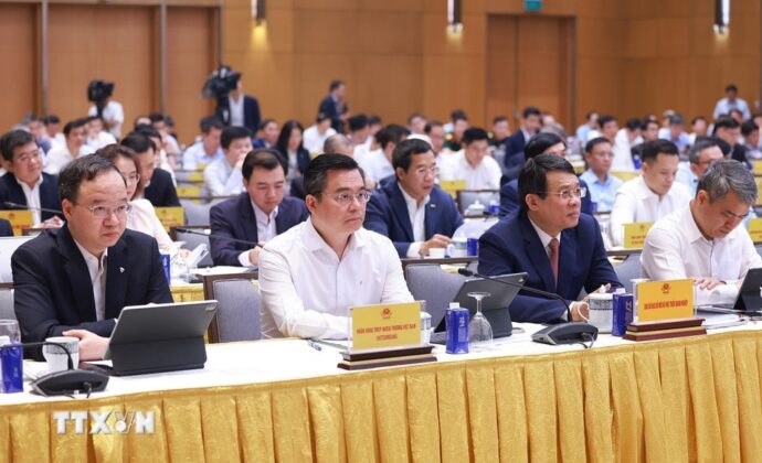 C&aacute;c đại biểu tham dự Hội nghị Thủ tướng Ch&iacute;nh phủ l&agrave;m việc với doanh nghiệp nh&agrave; nước.