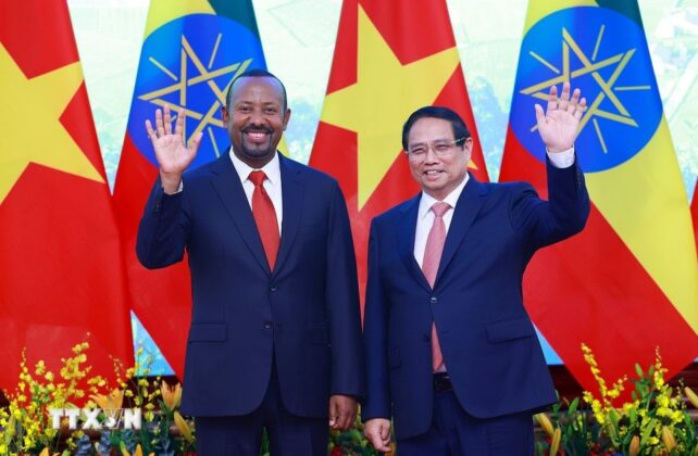 Thủ tướng Phạm Minh Ch&iacute;nh v&agrave; Thủ tướng Ethiopia Abiy Ahmed Ali chụp ảnh chung.