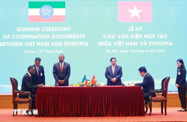 Thủ tướng Phạm Minh Ch&iacute;nh v&agrave; Thủ tướng Ethiopia Abiy Ahmed Ali chứng kiến k&yacute; kết ghi nhớ về hợp t&aacute;c thương mại gia Bộ C&ocirc;ng Thương Việt Nam v&agrave; Bộ Thương mại v&agrave; Hội nhập khu vực Ethiopia.