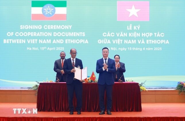 Thủ tướng Phạm Minh Ch&iacute;nh v&agrave; Thủ tướng Ethiopia Abiy Ahmed Ali chứng kiến trao Thư chấp thuận của Cục H&agrave;ng kh&ocirc;ng Việt Nam cho Chủ tịch H&atilde;ng h&agrave;ng kh&ocirc;ng Ethiopia Airlines cho ph&eacute;p Ethiopia Airlines mở đường bay thẳng kết nối hai thủ đ&ocirc; H&agrave; Nội v&agrave; Addis Ababa.