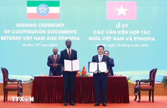 Thủ tướng Phạm Minh Ch&iacute;nh v&agrave; Thủ tướng Ethiopia Abiy Ahmed Ali chứng kiến k&yacute; kết ghi nhớ về hợp t&aacute;c thương mại gia Bộ C&ocirc;ng Thương Việt Nam v&agrave; Bộ Thương mại v&agrave; Hội nhập khu vực Ethiopia.