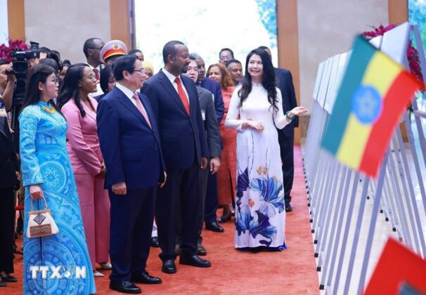 Thủ tướng Phạm Minh Ch&iacute;nh v&agrave; Thủ tướng Ethiopia Abiy Ahmed Ali tham quan trưng b&agrave;y ảnh về quan hệ hợp t&aacute;c giữa hai nước do Th&ocirc;ng tấn x&atilde; Việt Nam thực hiện.
