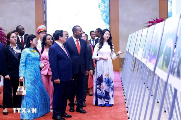Thủ tướng Phạm Minh Ch&iacute;nh v&agrave; Thủ tướng Ethiopia Abiy Ahmed Ali tham quan trưng b&agrave;y ảnh về quan hệ hợp t&aacute;c giữa hai nước do Th&ocirc;ng tấn x&atilde; Việt Nam thực hiện.