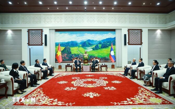 Thủ tướng Phạm Minh Ch&iacute;nh gặp Tổng B&iacute; thư, Chủ tịch nước CHDCND L&agrave;o Thongloun Sisoulith.