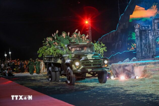 Chương tr&igrave;nh nghệ thuật t&aacute;i hiện c&aacute;c giai đoạn lịch sử h&agrave;o h&ugrave;ng.