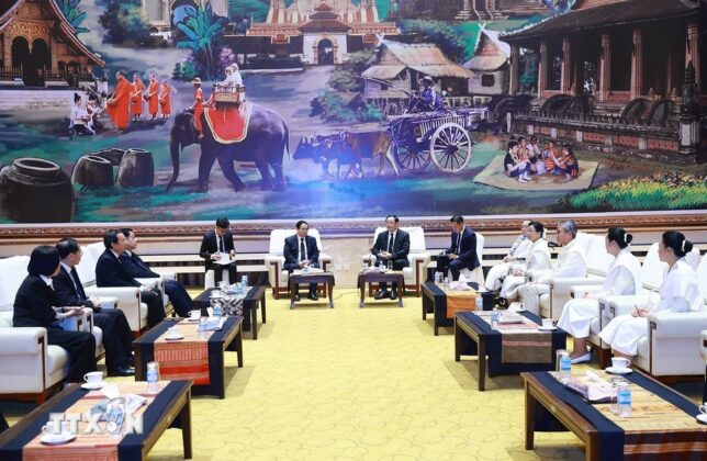 Thủ tướng Phạm Minh Ch&iacute;nh gặp Thủ tướng L&agrave;o Sonexay Siphandone.