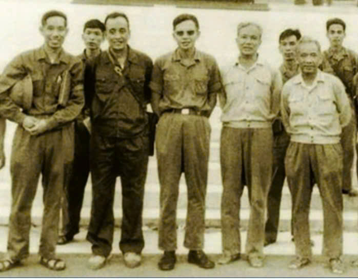 Thiếu tướng Vũ Lăng, Tư lệnh Quân đoàn 3 (ngoài cùng bên phải, hàng đầu) và đồng đội tại Dinh Độc Lập trưa 30-4-1975. Ảnh tư liệu